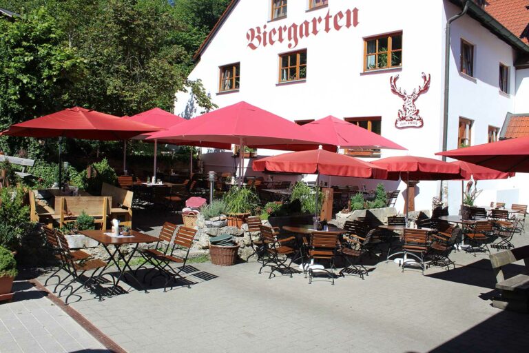 Außenansicht des Biergartens vom Gasthof Land-gut-Hotel Forsthof in Kastl