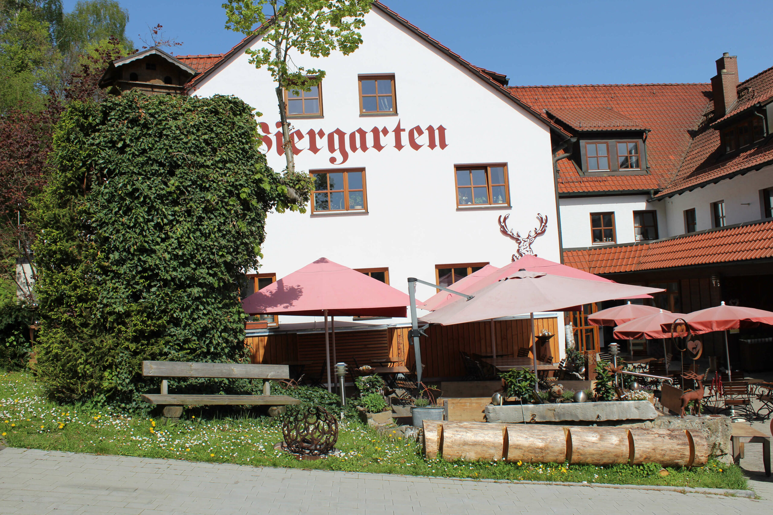 Außenansicht des Biergartens vom Gasthof Land-gut-Hotel Forsthof in Kastl